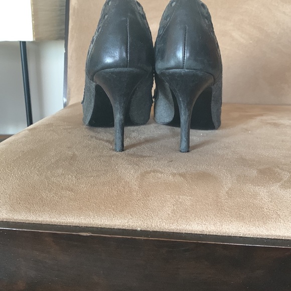 Audrey Brooke grey shoes with black accents - Picture 4 of 6